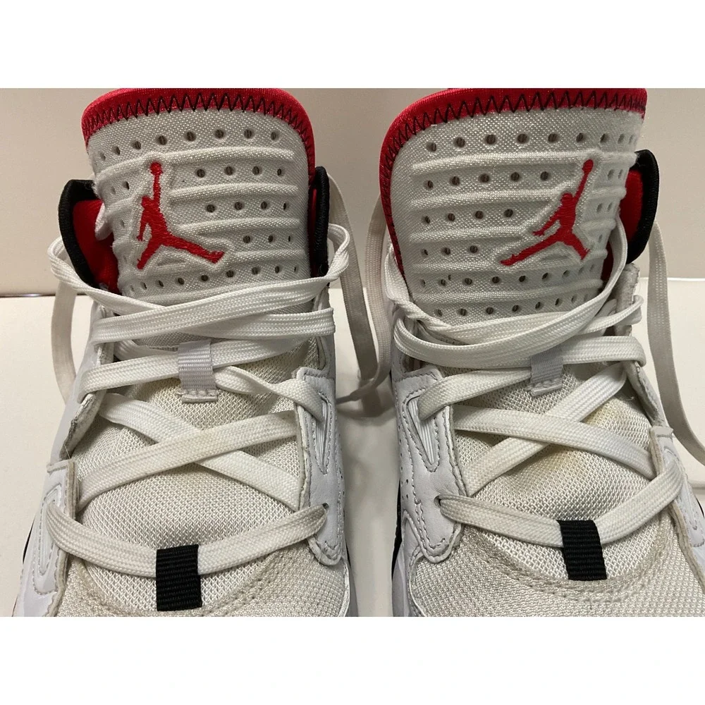 Jordan Max Aura 5 Mens White University Red Black Sneakers‎ DQ8401-106 Size 8.5